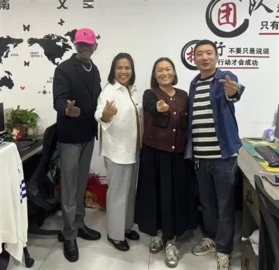 Kliyan Ameriken yo vin vizite liy pwodiksyon Shredder la